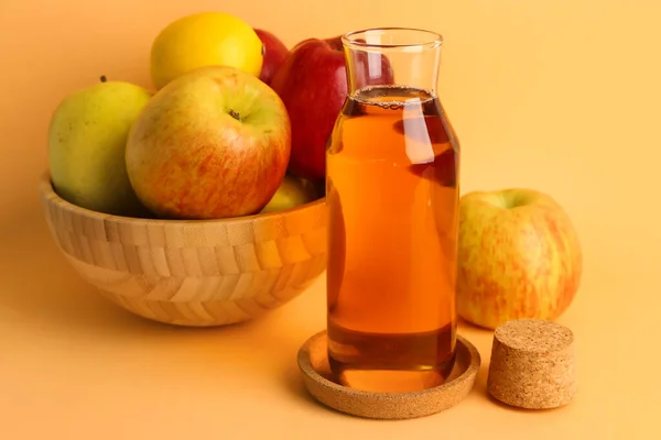 Bowl Ripe Apples Bottle Fresh Juice Color Background — Stock Photo, Image