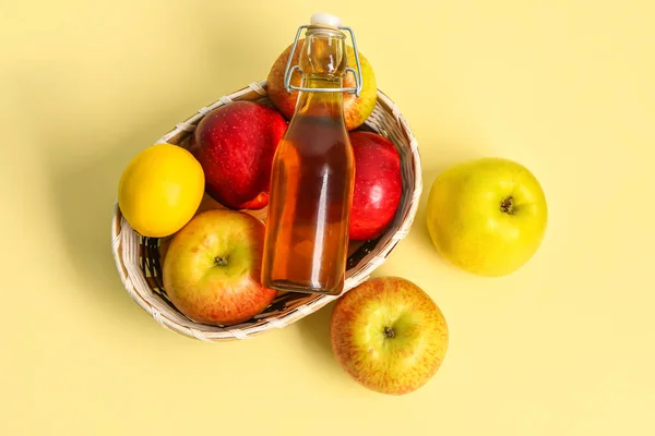 装水果的篮子和有颜色背景的新鲜苹果汁 — 图库照片