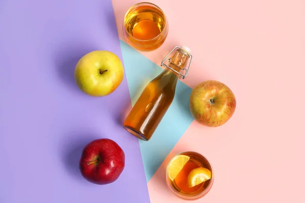Σύνθεση Ώριμα Μήλα Μπουκάλι Και Ποτήρια Φρέσκου Χυμού Φόντο Χρώματος — Φωτογραφία Αρχείου