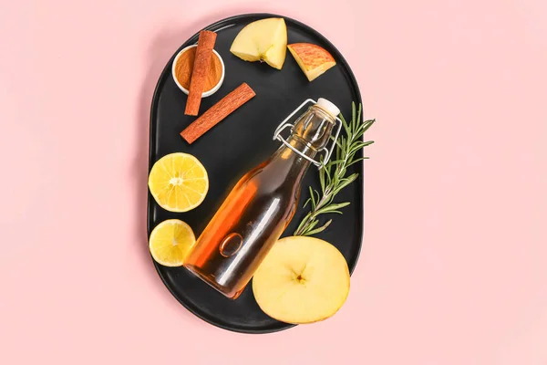 Επιτραπέζιο Μπουκάλι Φρέσκο Χυμό Μήλου Φρούτα Δεντρολίβανο Και Κανέλα Σκόνη — Φωτογραφία Αρχείου
