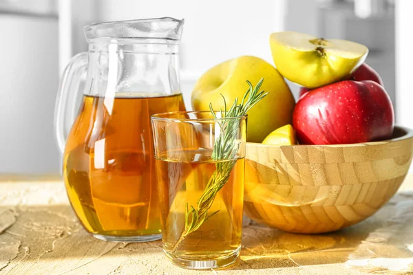 一杯新鲜苹果汁和成熟的水果放在桌上 — 图库照片