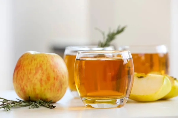 桌上放上一杯新鲜苹果汁 — 图库照片