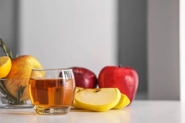 一杯美味的苹果汁和新鲜的水果放在桌上 — 图库照片