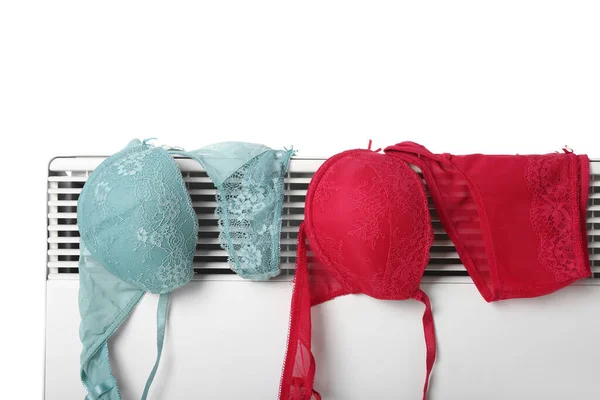 Elektrischer Heizkörper Mit Weiblicher Unterwäsche Auf Weißem Hintergrund Nahaufnahme — Stockfoto