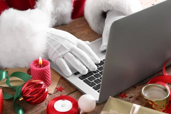 Santa Claus Using Laptop Wooden Table Closeup — Stock Photo, Image