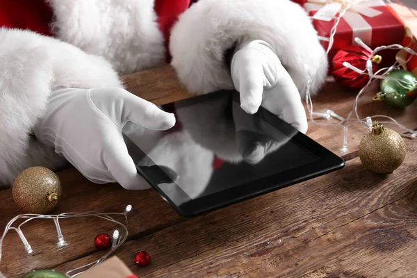 Papai Noel Com Computador Tablet Mesa Madeira Close — Fotografia de Stock