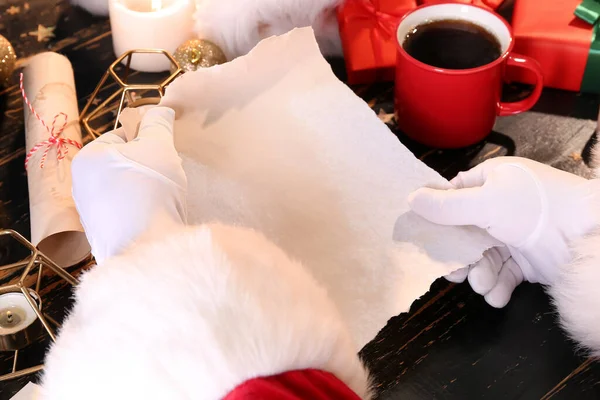 Άγιος Βασίλης Κρατώντας Κενό Γράμμα Σκούρο Ξύλινο Τραπέζι Closeup — Φωτογραφία Αρχείου