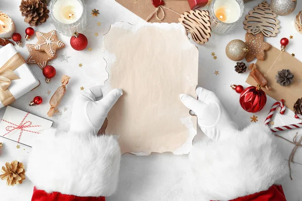 Mikulás Kezében Üres Levél Fehér Asztalon Karácsonyi Dekoráció Kezeli Felső — Stock Fotó