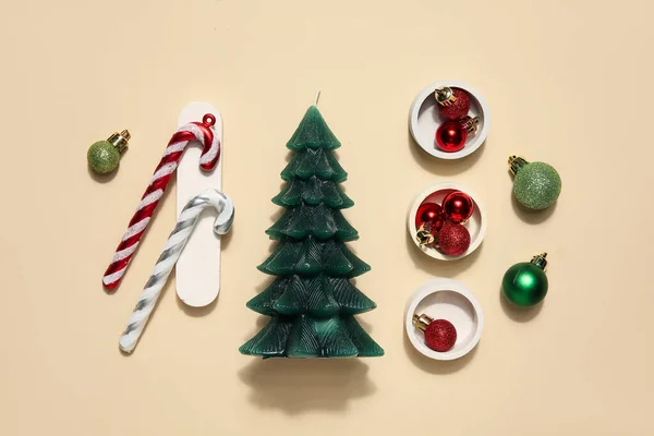 圣诞树蜡烛 有盆栽 糖果手杖和米色背景的球 — 图库照片