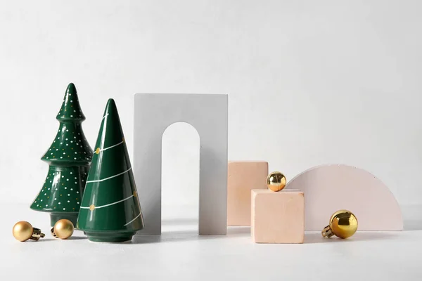 Árboles Navidad Decorativos Con Podios Bolas Sobre Fondo Claro — Foto de Stock