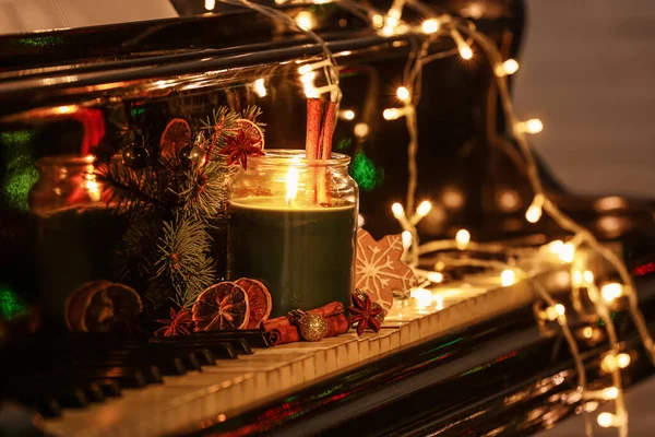 Vela Ardiente Con Golosinas Navidad Decoración Luces Brillantes Las Teclas — Foto de Stock