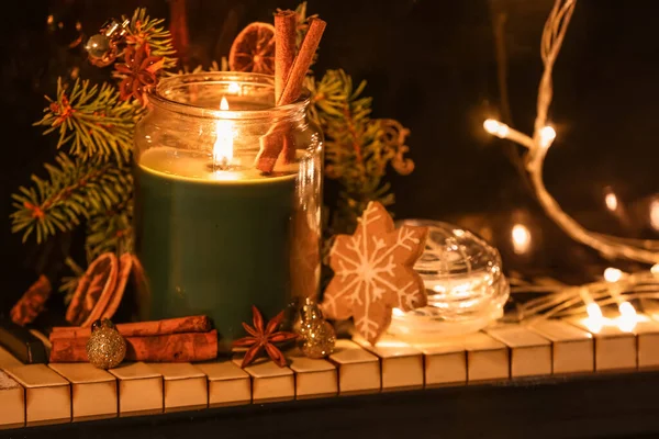 Vela Ardente Com Delícias Natal Decoração Luzes Brilhantes Teclas Piano — Fotografia de Stock