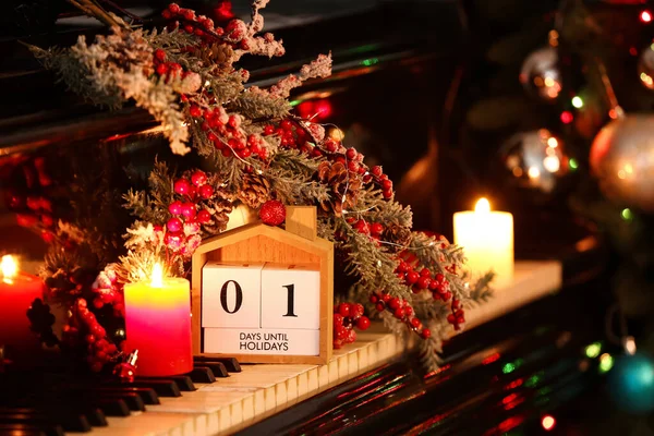 Kalendář Textem Den Holidays Svíčka Vánoční Výzdoba Klavírních Klávesách Detailní — Stock fotografie