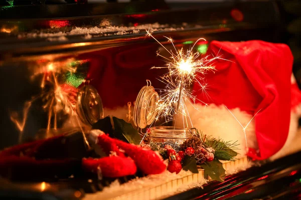 Potje Met Kerstster Decor Kerstmuts Pianotoetsen Close — Stockfoto