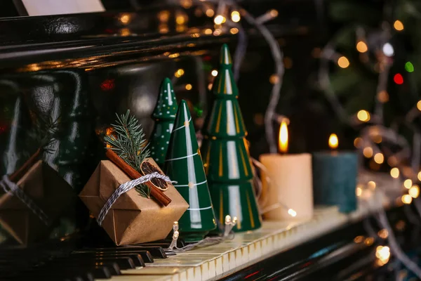Dárek Vánoční Výzdobou Svíčkami Zářícími Světly Klavíru Detailní Záběr — Stock fotografie