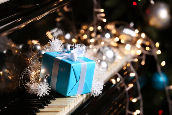 Geschenk Mit Weihnachtskugeln Und Tannenzweigen Auf Klaviertasten Nahaufnahme — Stockfoto