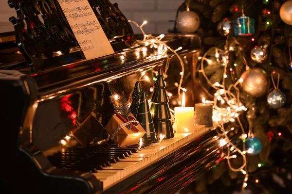 Подарунок Різдвяним Декором Свічками Сяючими Вогнями Клавішах Піаніно Крупним Планом — стокове фото
