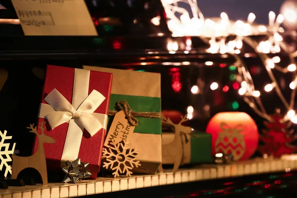 Ajándékok Karácsonyi Dekoráció Zongorakulcsok Közelkép — Stock Fotó