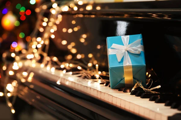 Weihnachtsgeschenk Und Leuchtende Lichter Auf Schwarzem Piano Nahaufnahme — Stockfoto