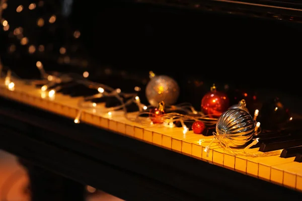 Decorações Natal Luzes Brilhantes Piano Preto Close — Fotografia de Stock