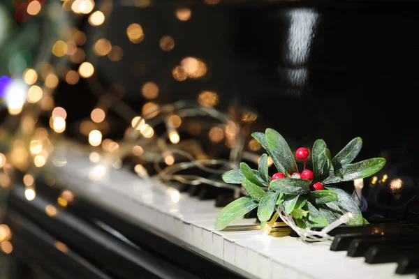 Mistletoe Branch Glowing Lights Black Piano Closeup — Stock Photo, Image