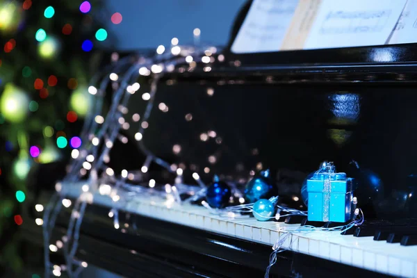 Hermosas Decoraciones Navideñas Luces Brillantes Piano Negro — Foto de Stock
