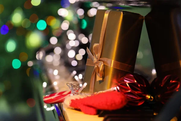 クリスマスプレゼント 黒いピアノの輝くライト クローズアップ — ストック写真