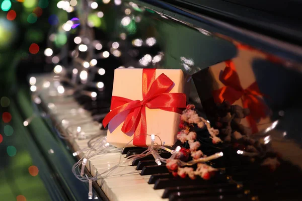 Christmas Gift Decor Glowing Lights Black Piano Closeup — Stock Photo, Image