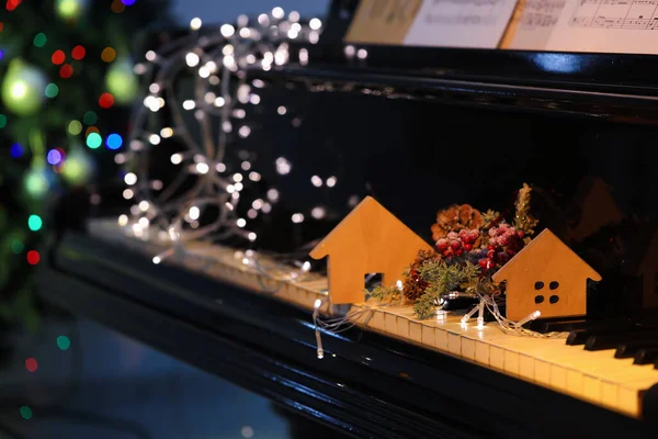Красивый Рождественский Декор Светящиеся Огни Черном Пианино — стоковое фото