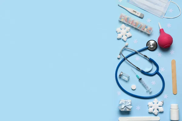 Materiały Medyczne Płatkami Śniegu Świątecznego Niebieskim Tle — Zdjęcie stockowe