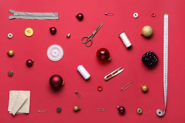 Artículos Costura Con Bolas Navidad Sobre Fondo Rojo — Foto de Stock
