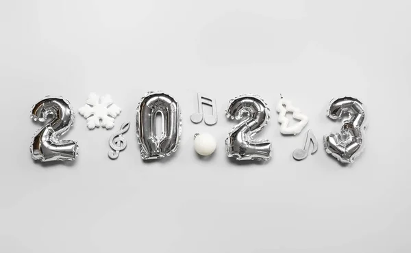 Figuur 2023 Gemaakt Van Ballonnen Met Kerstdecor Bordjes Grijze Achtergrond — Stockfoto