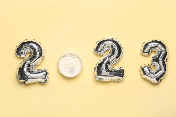 Figure 2023 Made Balloons Cosmetic Cream Beige Background — Stock Photo, Image