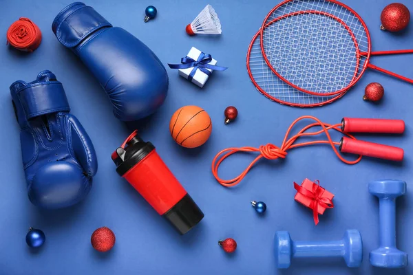 Спортивне Обладнання Різдвяними Кульками Подарунками Синьому Фоні — стокове фото