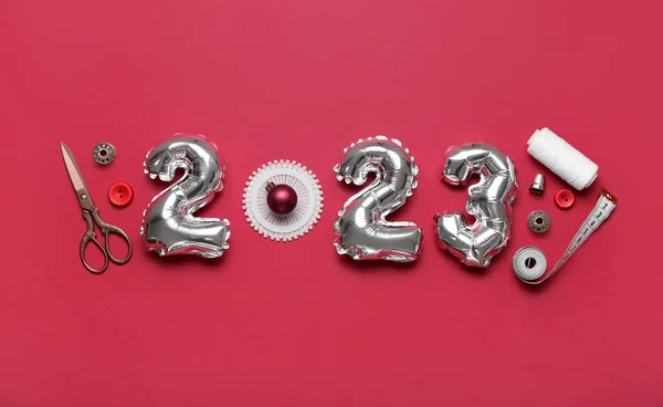 Figuur 2023 Gemaakt Van Ballonnen Met Naaibenodigdheden Kerstbal Rode Achtergrond — Stockfoto