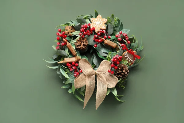 Schöner Adventskranz Mit Süßigkeiten Und Beeren Auf Grünem Hintergrund — Stockfoto