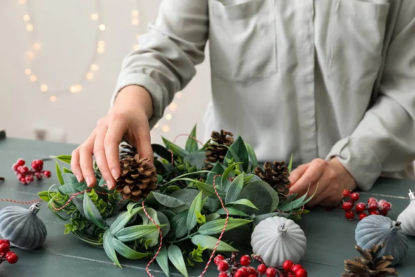 Renkli Ahşap Masada Güzel Bir Noel Çelengi Yapan Kadın — Stok fotoğraf