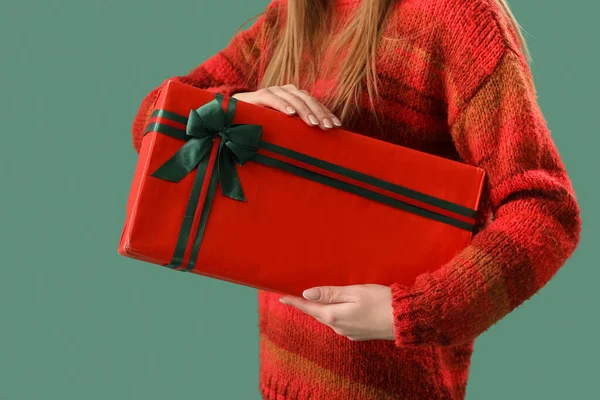 緑の背景にクリスマスの贈り物を持つ若い女性 クローズアップ — ストック写真