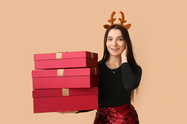 Jonge Vrouw Rendieren Hoorns Met Kerstcadeaus Beige Achtergrond — Stockfoto