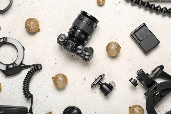 Beyaz arka planda Noel topları olan fotoğrafçı ekipmanları.