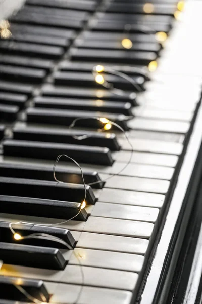 Pianonycklar Med Julbelysning Närbild — Stockfoto