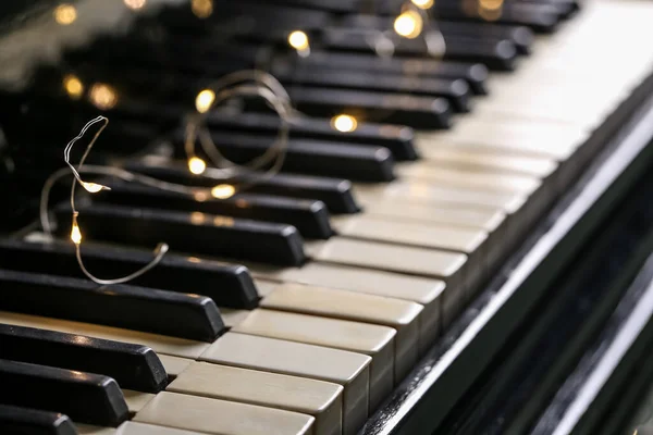 Klaviertasten Mit Weihnachtsbeleuchtung Nahaufnahme — Stockfoto