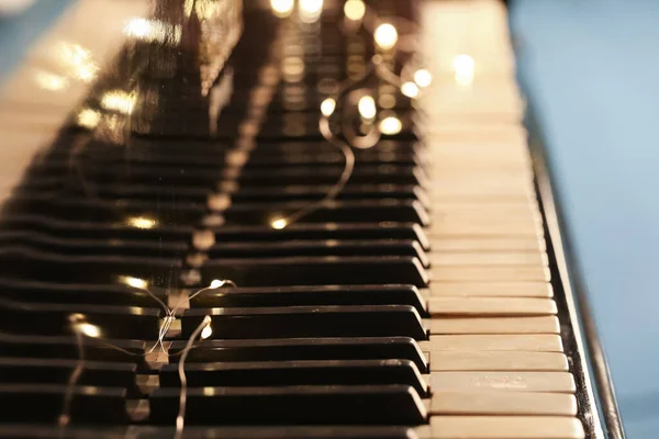Клавіші Піаніно Яскравими Різдвяними Вогнями Крупним Планом — стокове фото