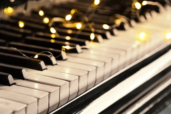 Teclas Piano Con Luces Navidad Brillantes Primer Plano — Foto de Stock