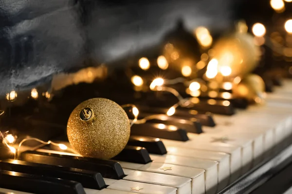 Bola Navidad Con Luces Brillantes Las Teclas Piano Primer Plano —  Fotos de Stock