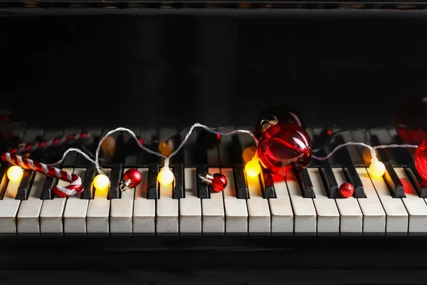 Bolas Natal Vermelho Com Luzes Brilhantes Teclas Piano Close — Fotografia de Stock