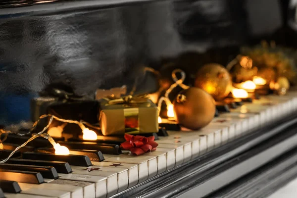 Regalo Navidad Con Decoración Teclas Piano Primer Plano — Foto de Stock