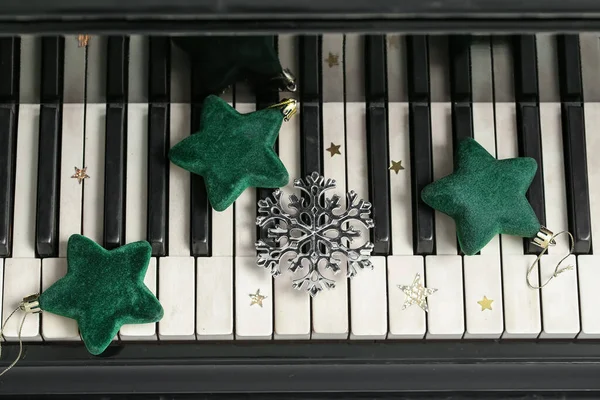 Brinquedos Estrela Natal Com Floco Neve Teclas Piano Vista Superior — Fotografia de Stock