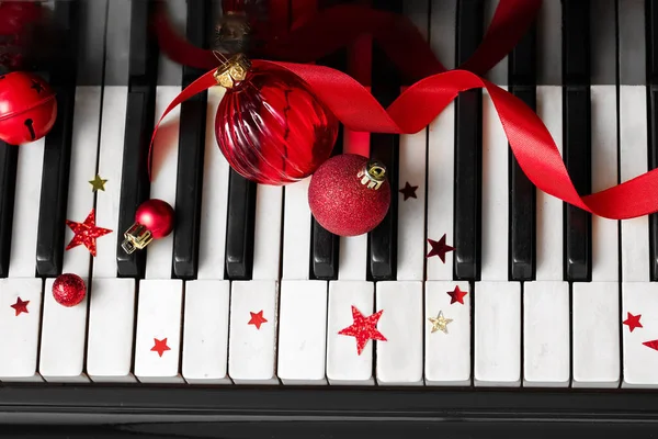 Bolas Navidad Con Cinta Roja Las Teclas Piano Vista Superior — Foto de Stock