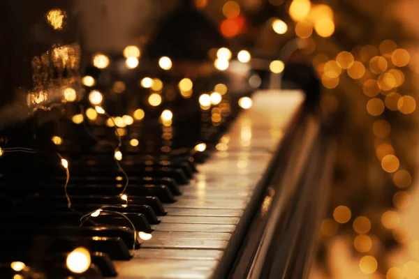 Claves Piano Clásico Cola Con Luces Brillantes Primer Plano — Foto de Stock